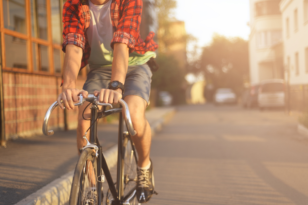 man på cykel med bockstyre